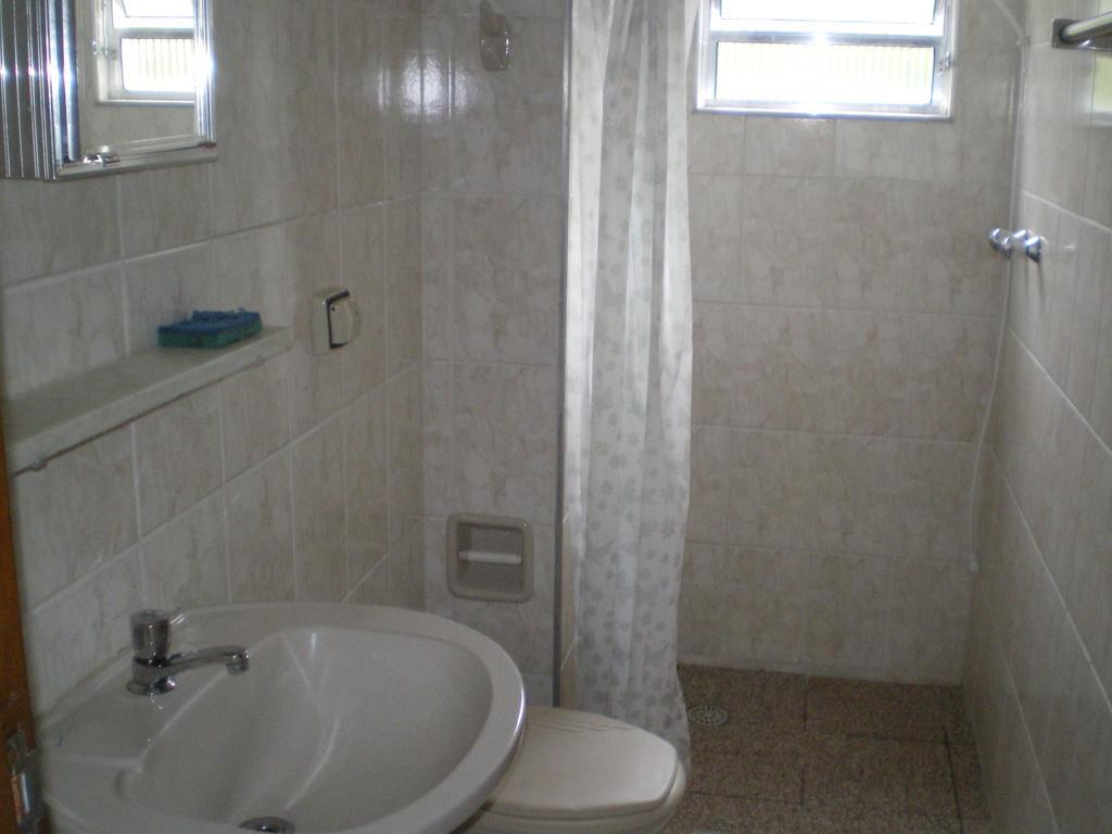 APTOS FAMILIA com AR CONDICIONADO UBATUBA Praia Pereque Acu Habitación foto